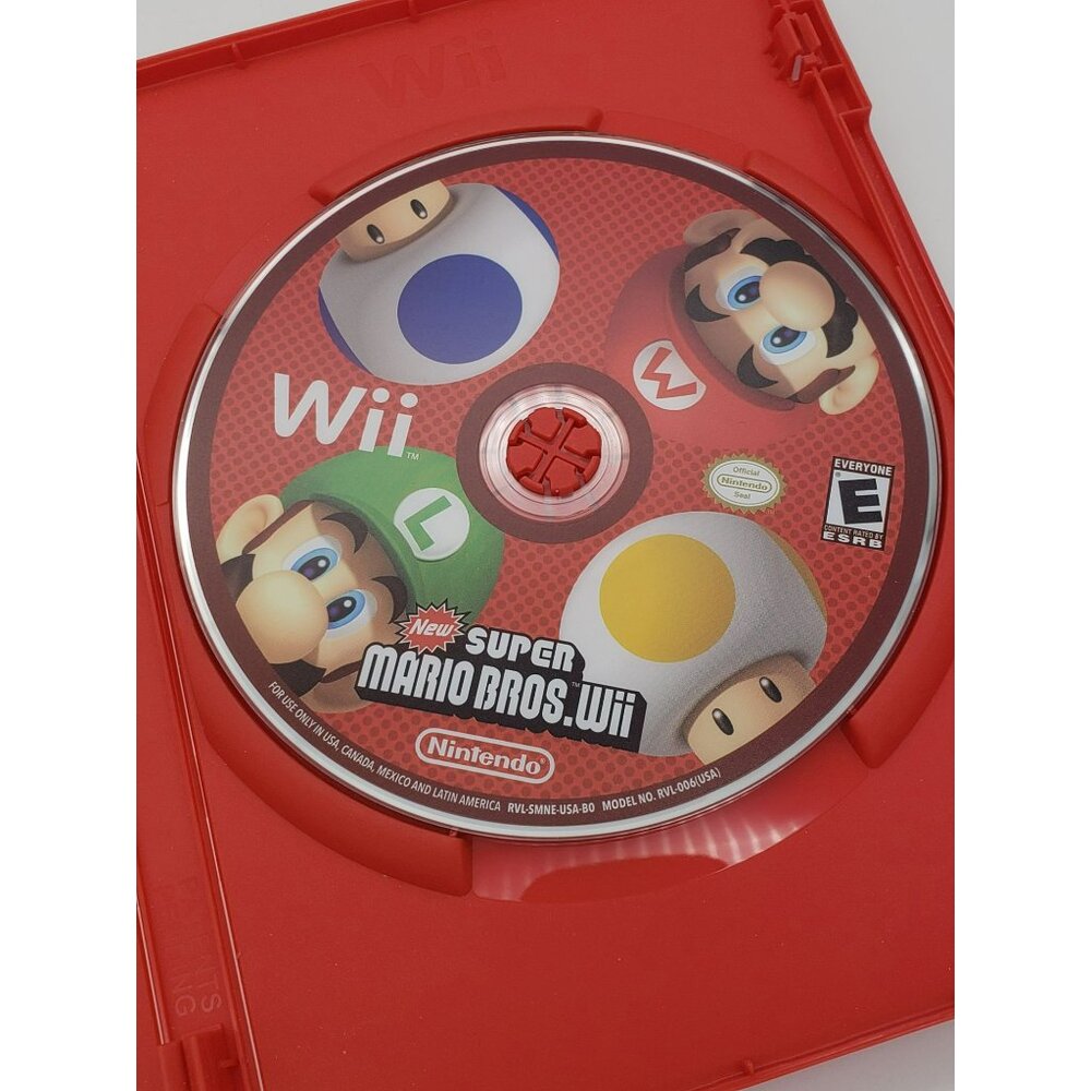 New Super Mario Bros Wii Game in Case with Book, Rated E, 2009, No Scratches - Picture 7 of 7